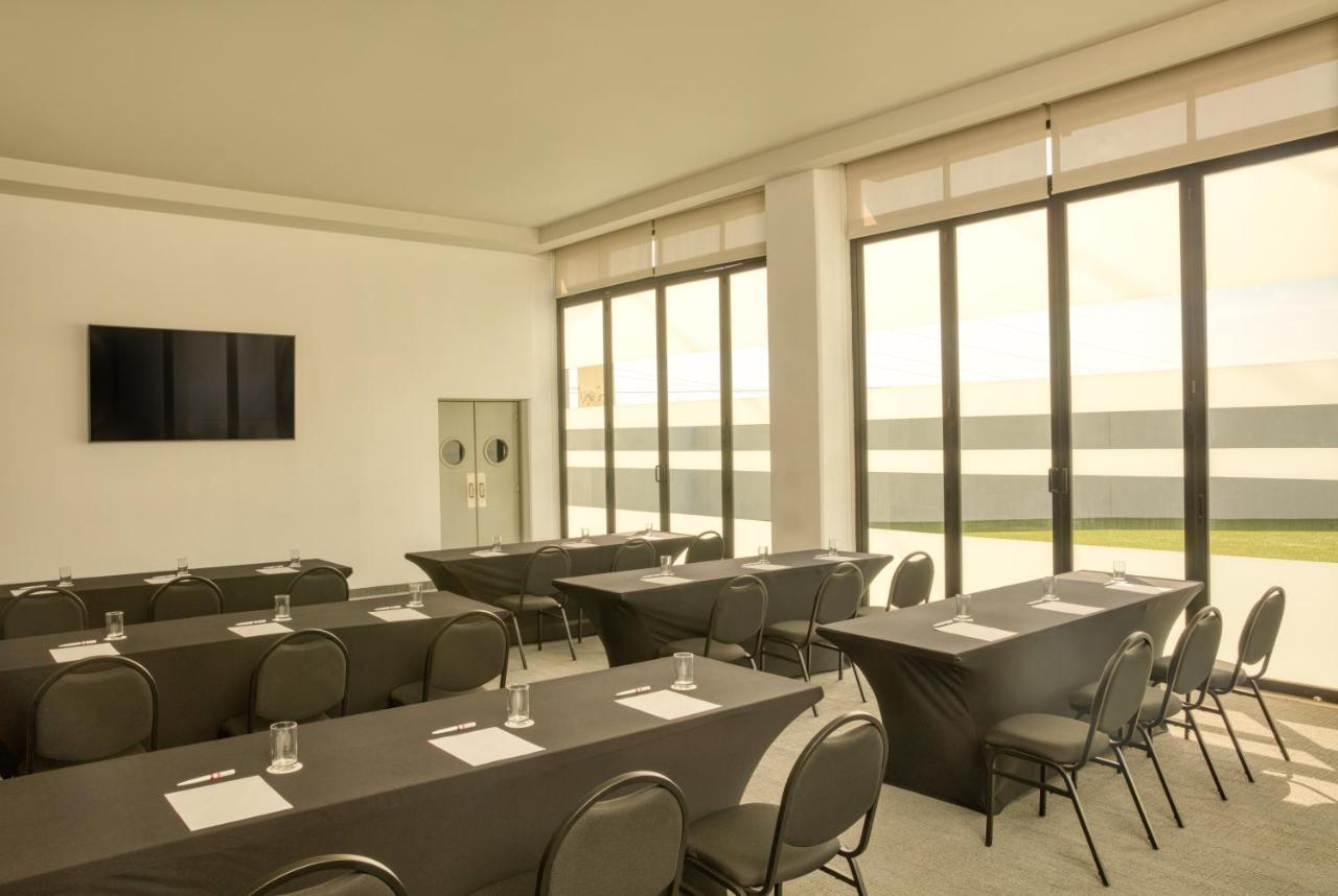 Fiesta Inn Guadalajara Aeropuerto Las Pintas ภายนอก รูปภาพ